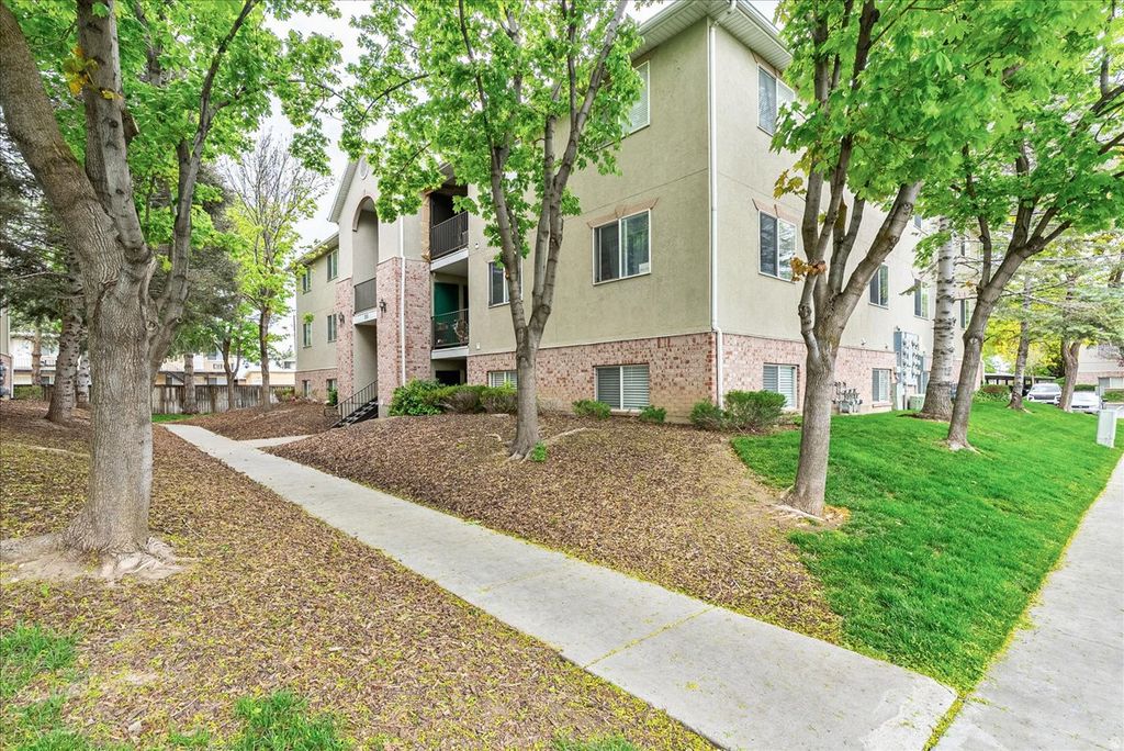 Photo of 258 E NEW CENTURY LN #E, Salt Lake City, UT 84115 (MLS # 2153151)