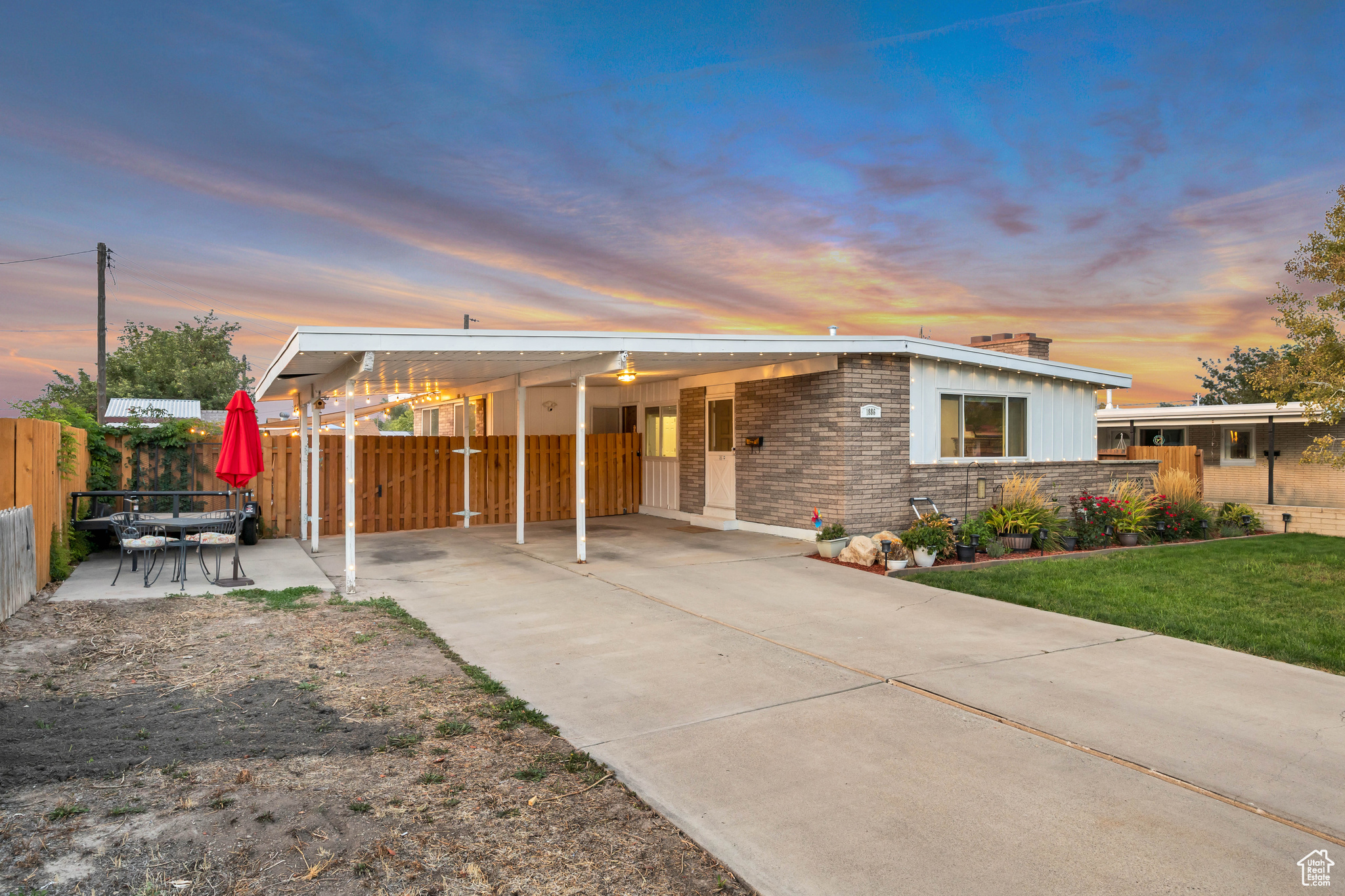 REDWOOD VILLA - Residential