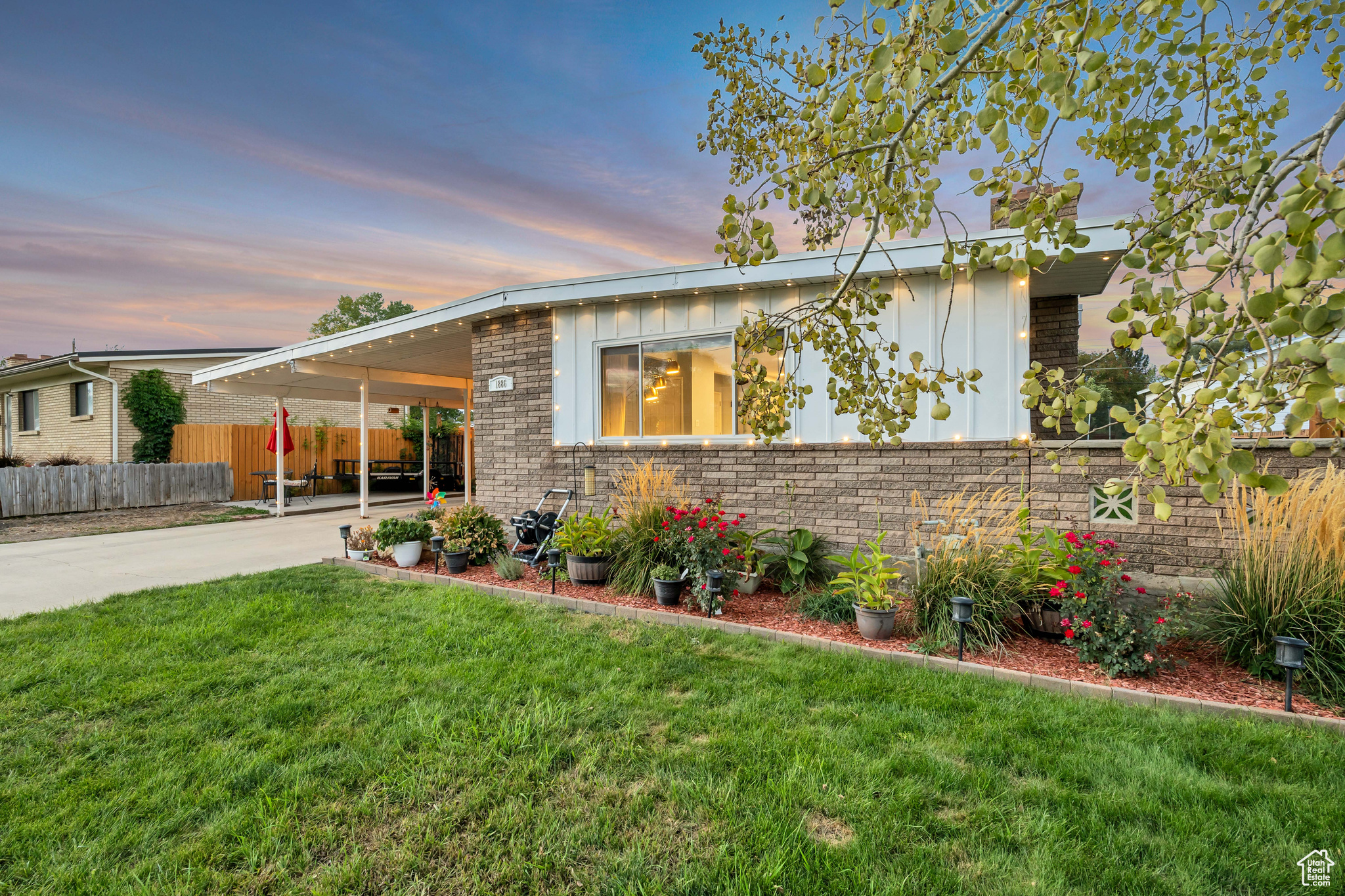 REDWOOD VILLA - Residential