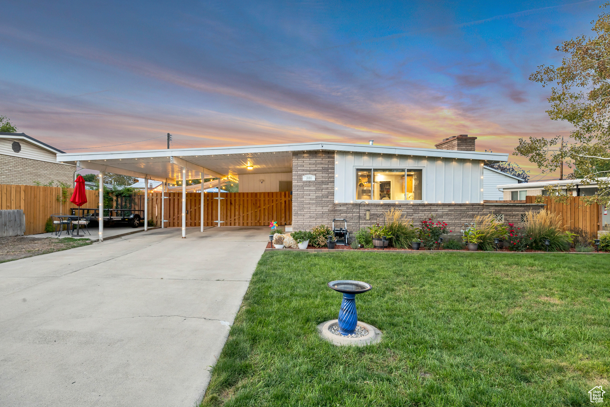 REDWOOD VILLA - Residential