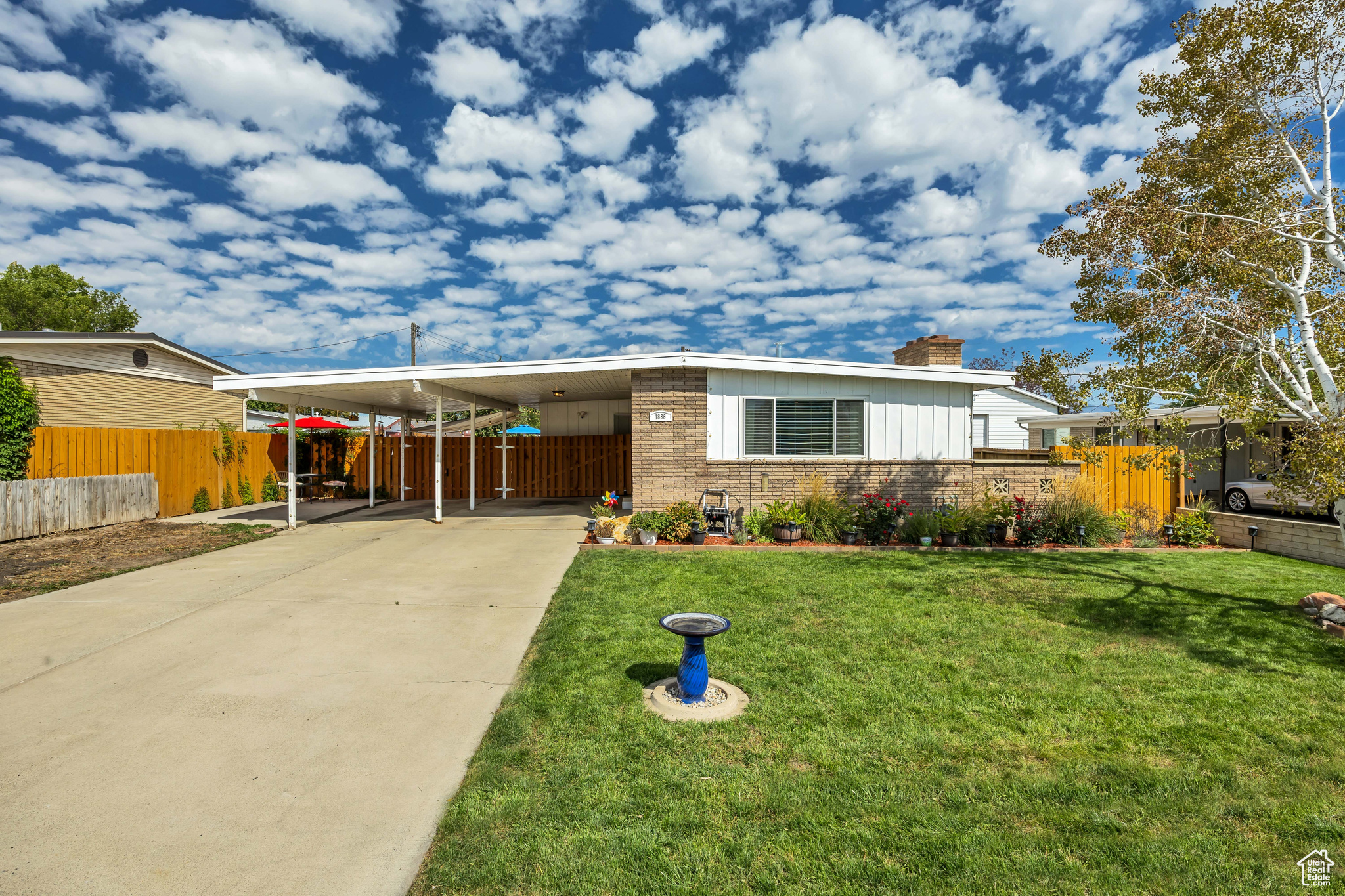 REDWOOD VILLA - Residential