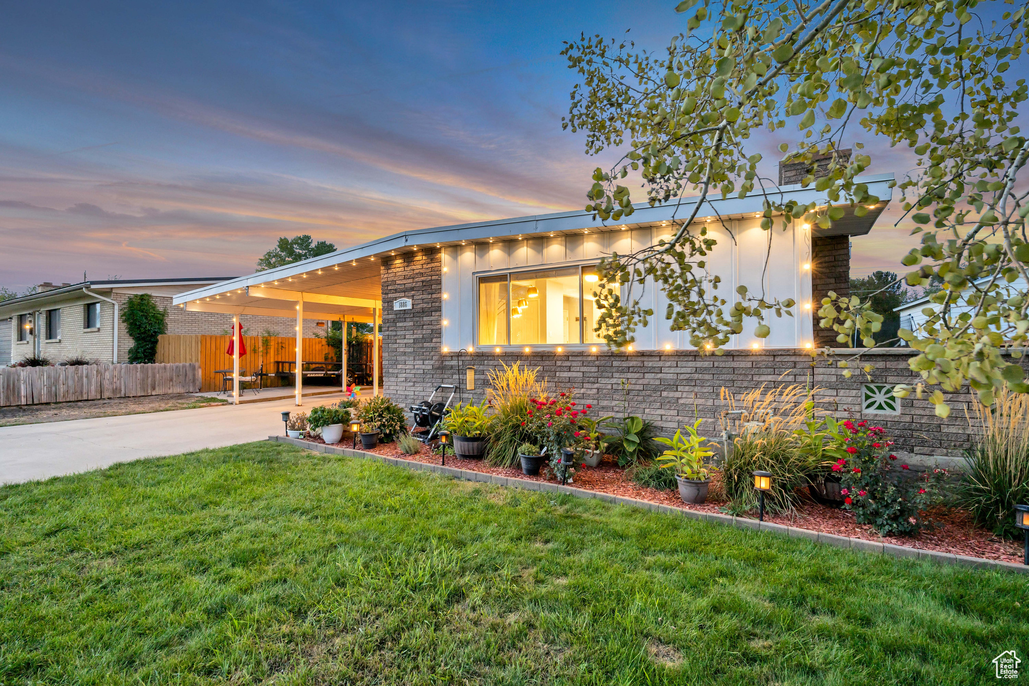 REDWOOD VILLA - Residential