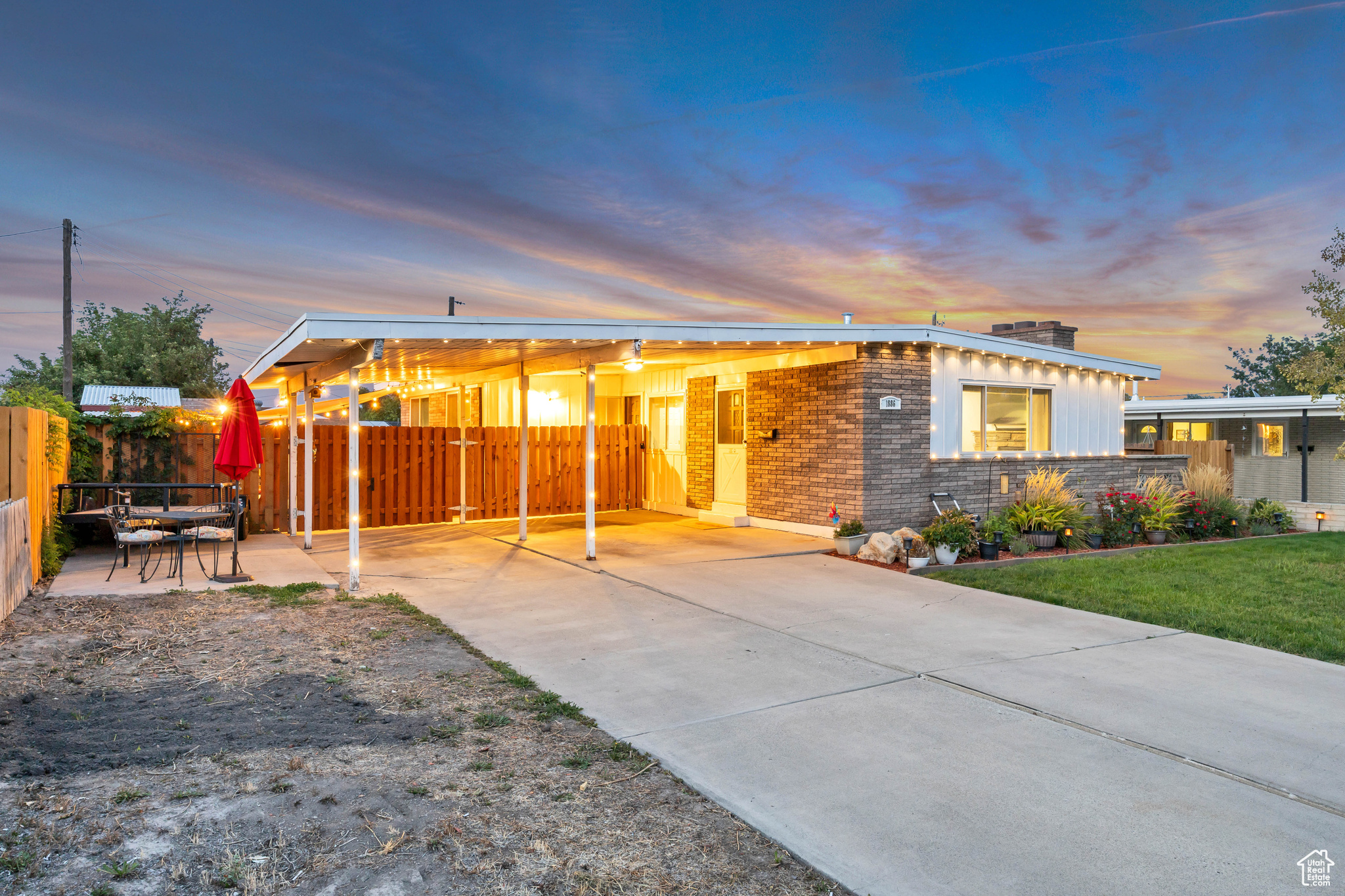 REDWOOD VILLA - Residential