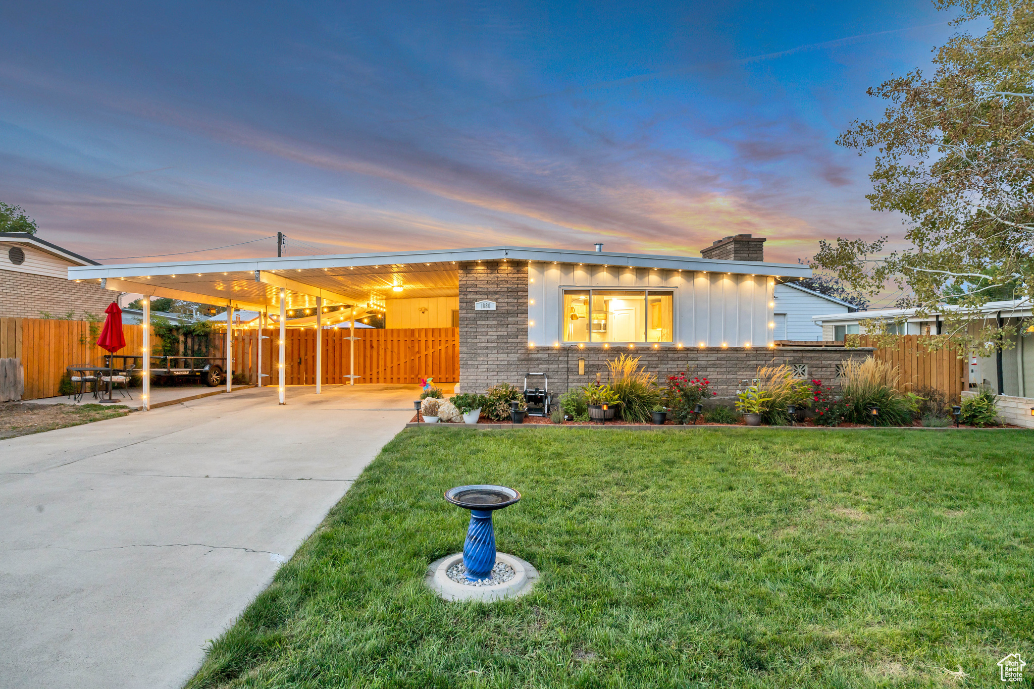 REDWOOD VILLA - Residential