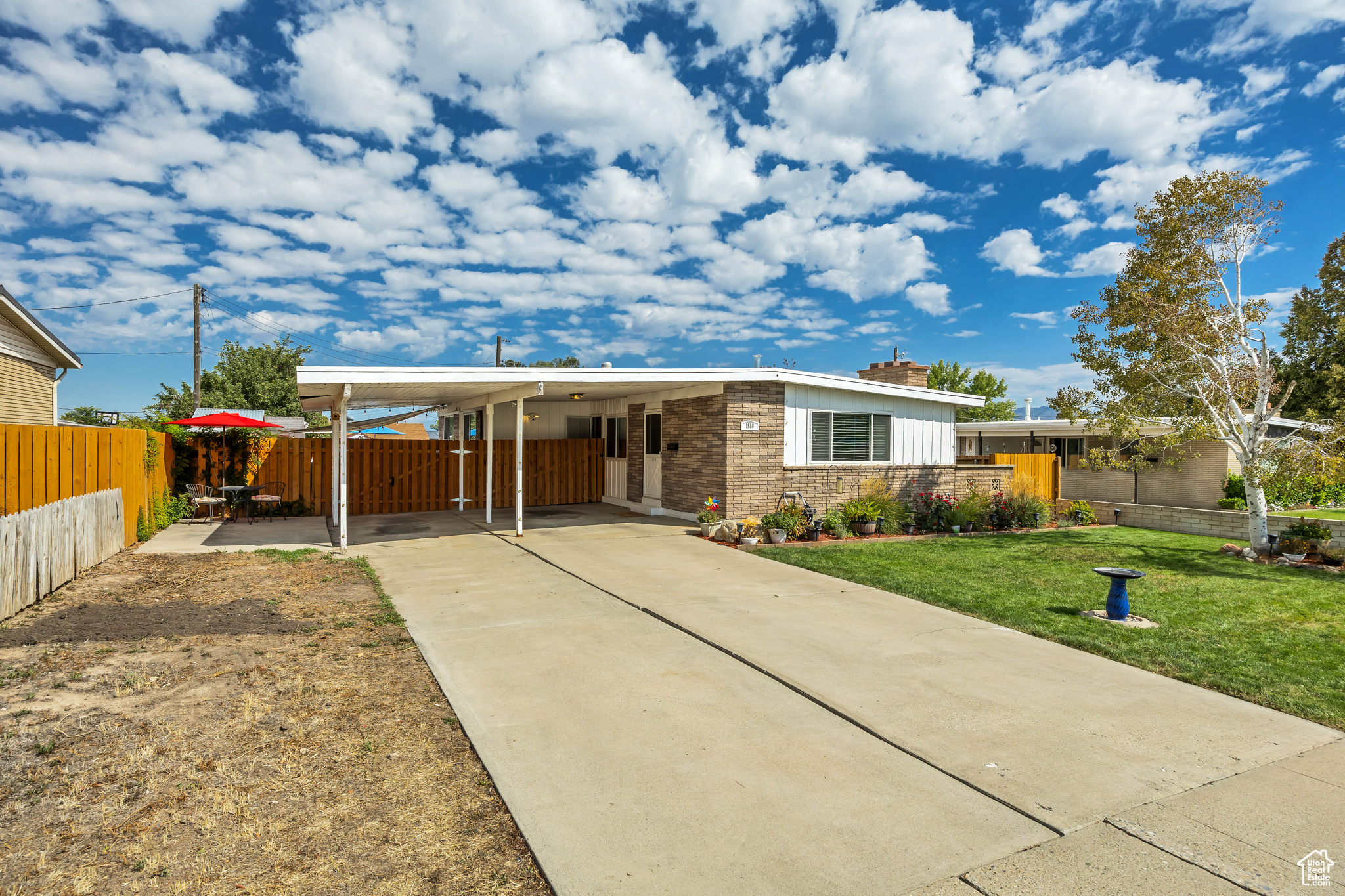 REDWOOD VILLA - Residential