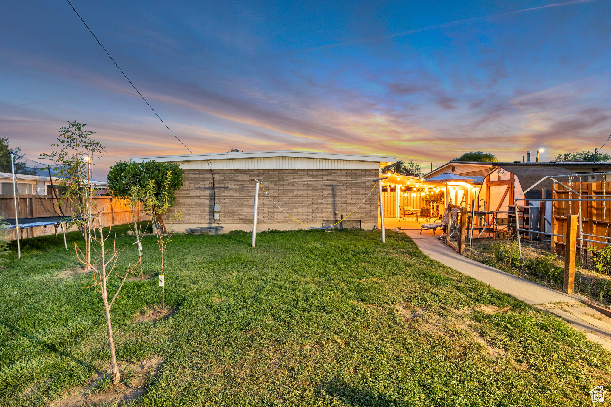 REDWOOD VILLA - Residential