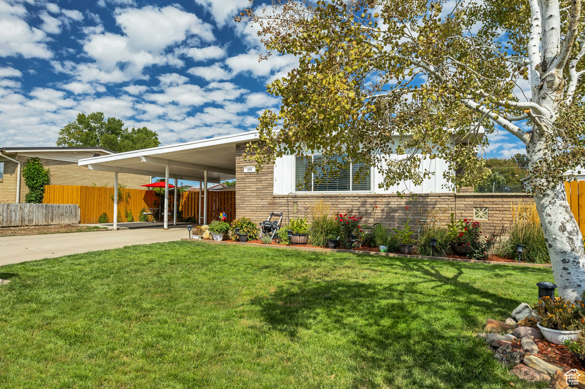 REDWOOD VILLA - Residential