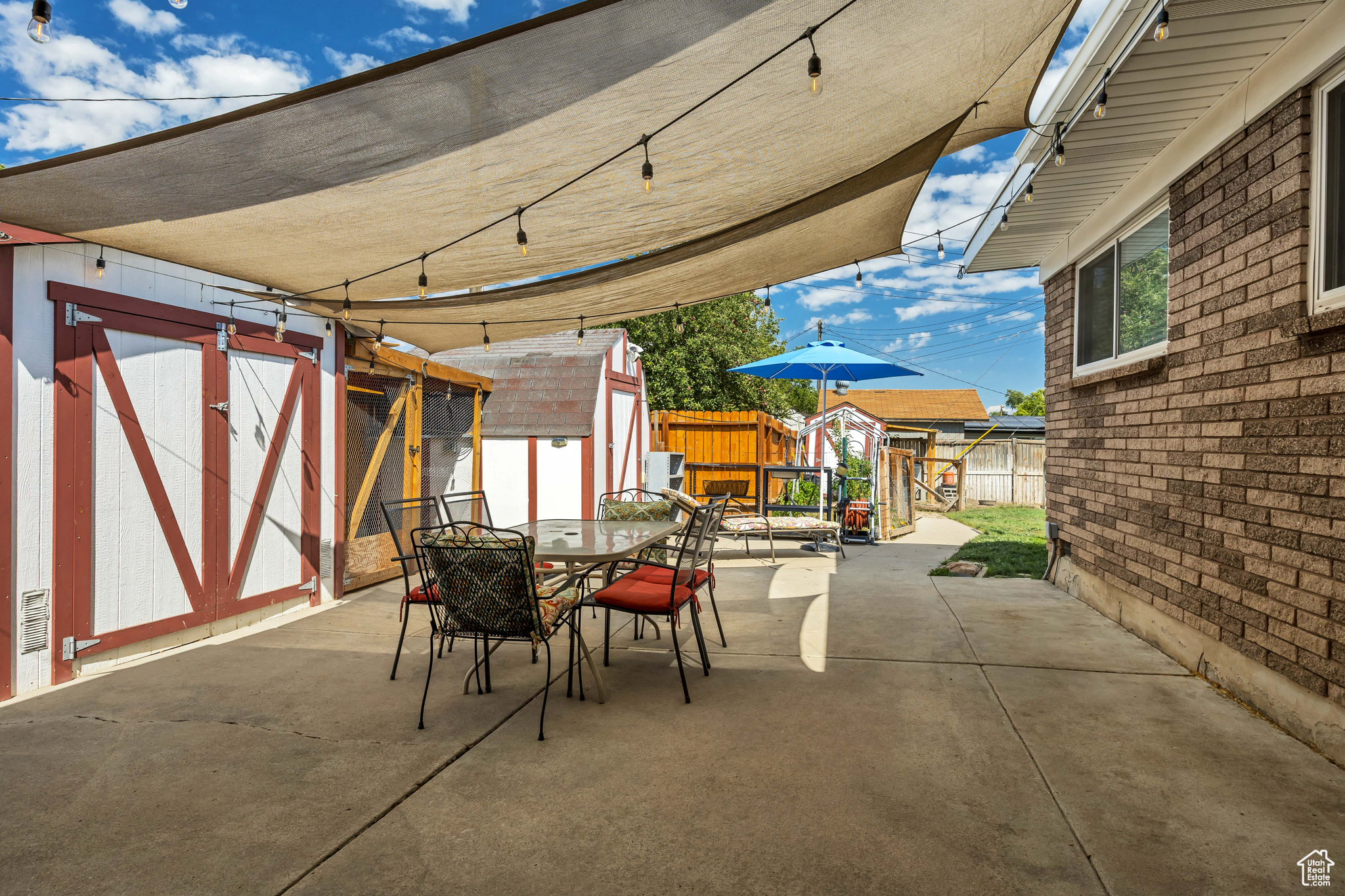 REDWOOD VILLA - Residential