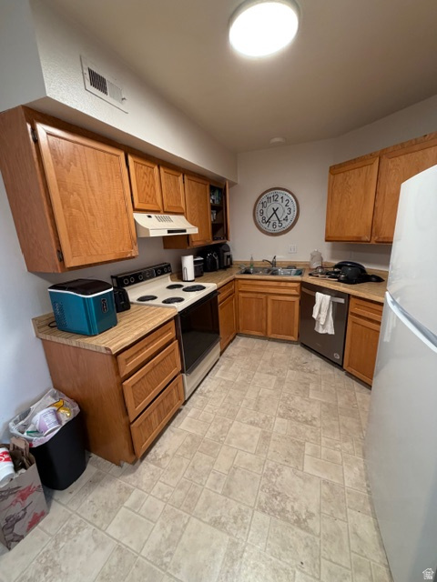 HAMPTON COURT - Residential