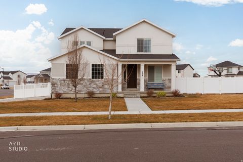 Photo of 948 S SPRING CANYON WAY, Springville, UT 84663 (MLS # 2138090)