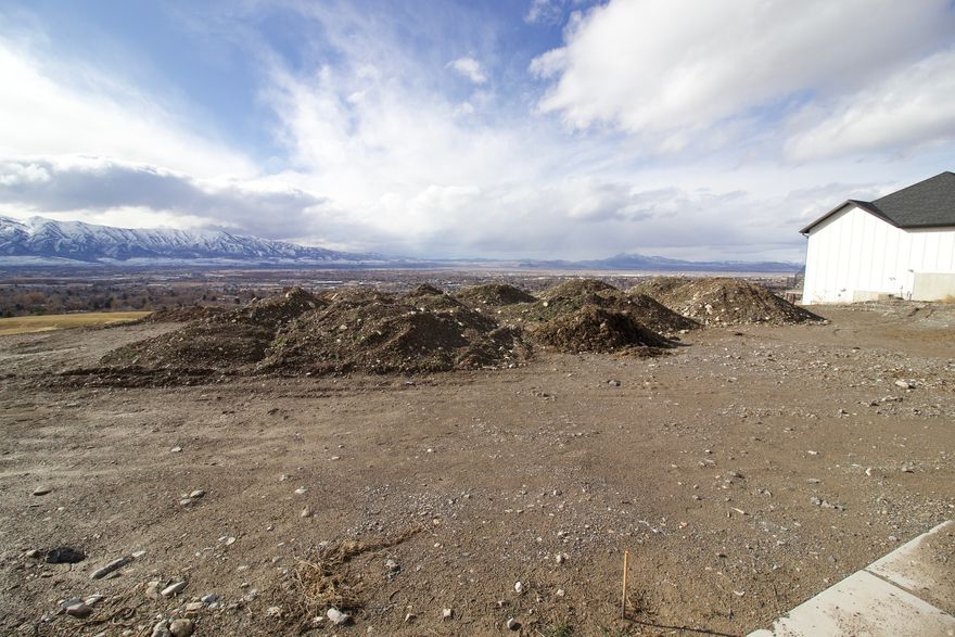 Build your dream home and take in stunning, unobstructed valley views from this prime bench location in Providence. Bring your own builder and don't miss this incredible opportunity to create the custom home you've been dreaming of!