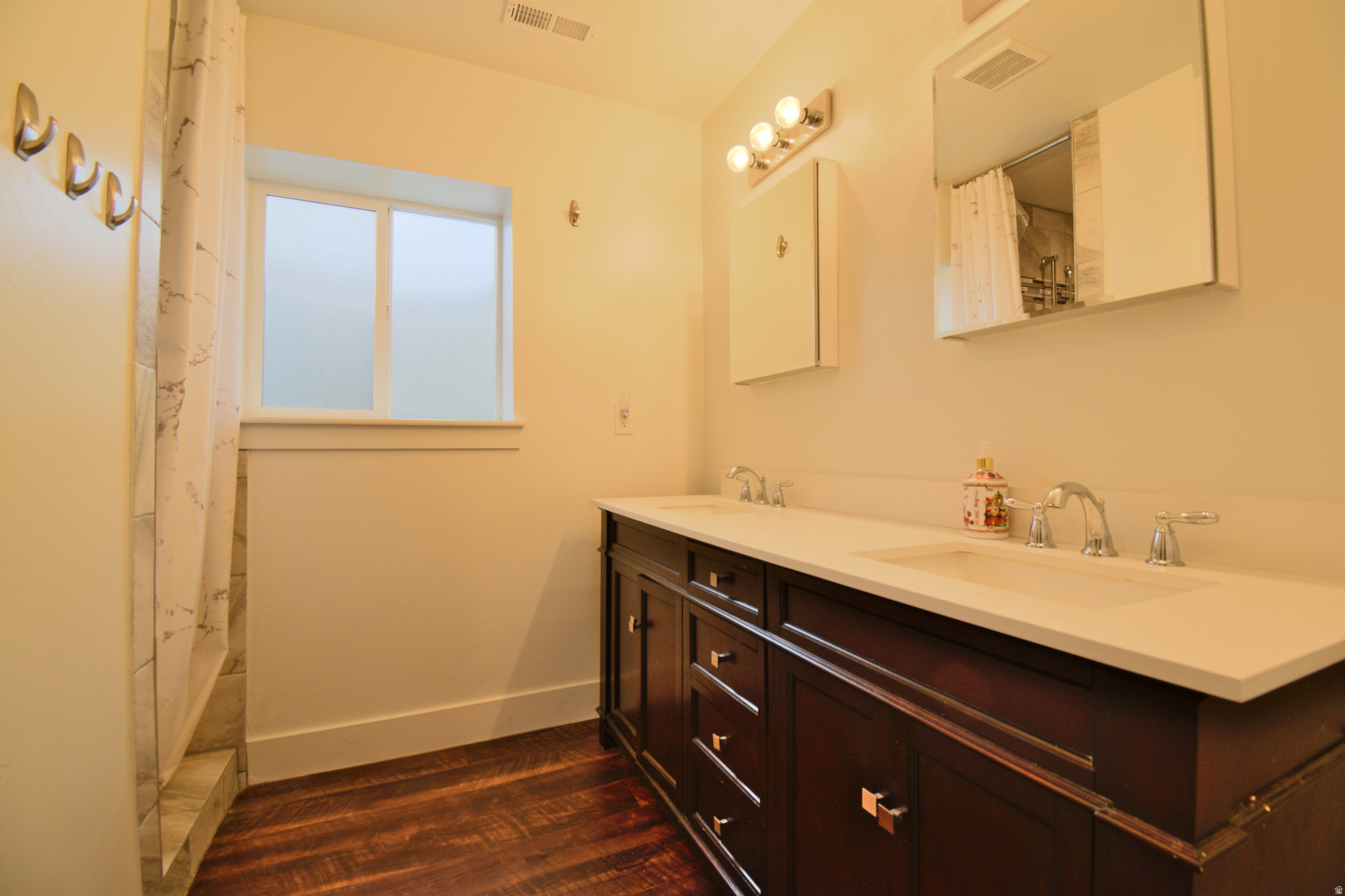 TWIN OAKS - Residential