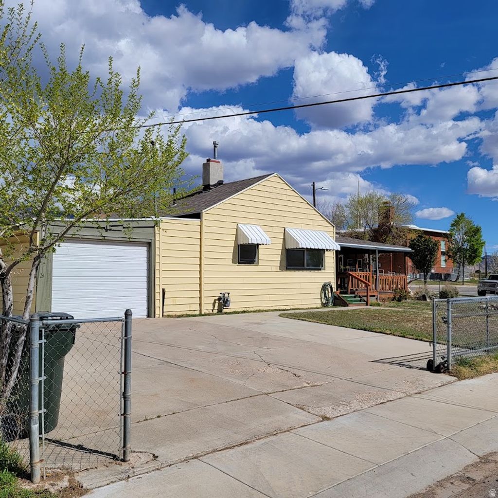 Photo of 207 N RAWLINS ST, East Carbon, UT 84520 (MLS # 2158600)
