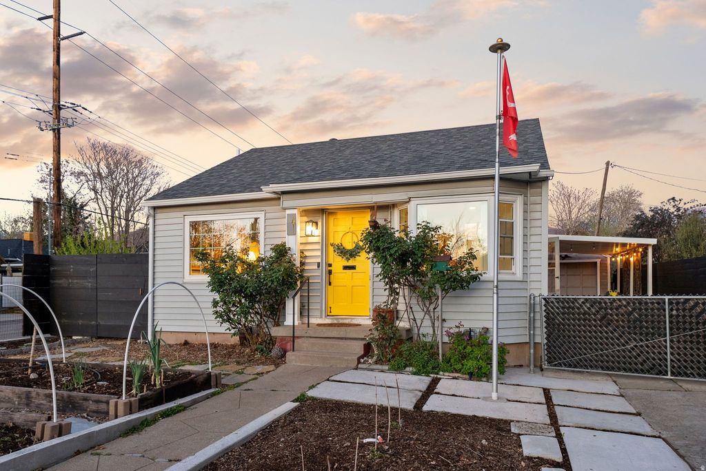 Photo of 1811 S LINCOLN ST E, Salt Lake City, UT 84105 (MLS # 2154921)