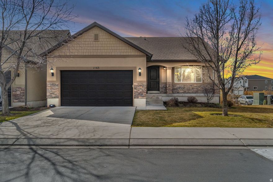 Beautiful home in the perfect location.  Easy freeway access, close to schools and the Sleepy Ridge Golf Course!  Incredible floor plan with main level living. Magnificent kitchen with Knotty Alder Cabinets and stainless appliances.  Master suite with jetted tub, separate shower, and walk-in closet.  Spacious great room in the basement.  Plenty of storage space.  Nice deck off the kitchen with a Mountain view to the east.  Square footage figures are provided as a courtesy estimate only and were obtained from the county records. Buyer is advised to obtain an independent measurement.