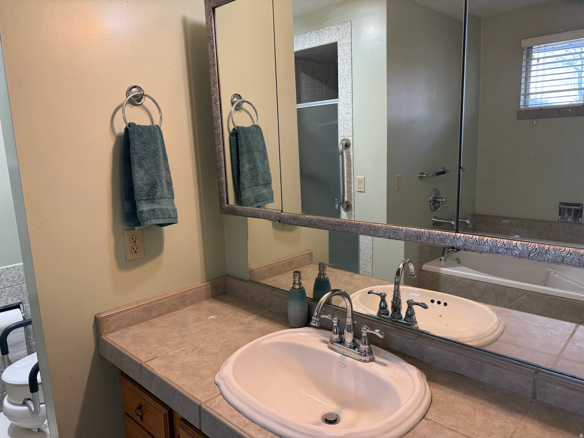 LINDEN CIRCLE - Residential