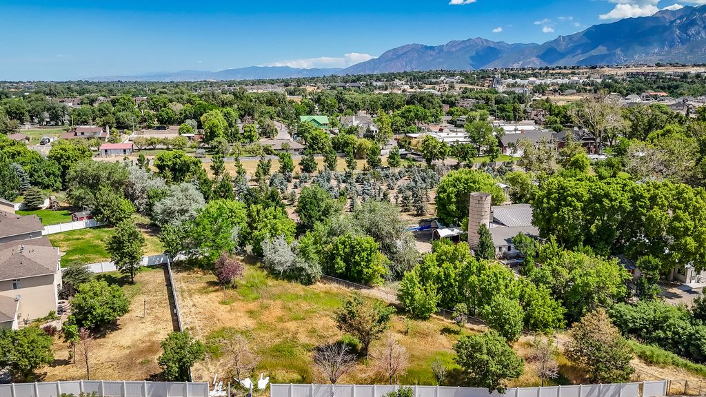 Photo of 847 E WILLOW SPRINGS LN S, Draper, UT 84020 (MLS # 2137014)