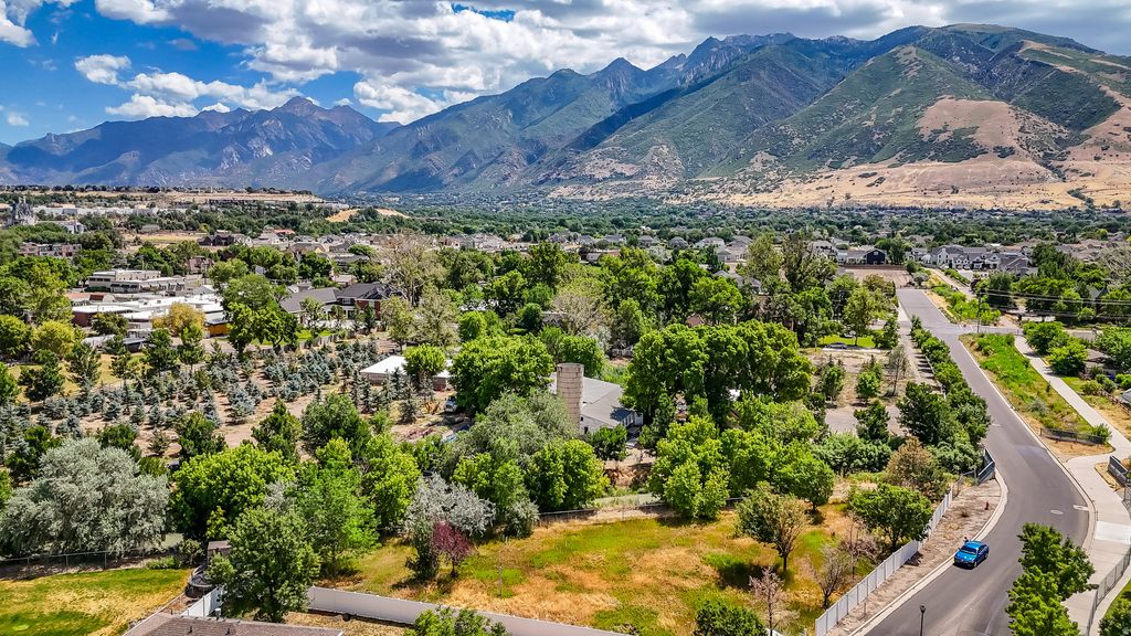 Photo of 847 E WILLOW SPRINGS LN S, Draper, UT 84020 (MLS # 2137014)