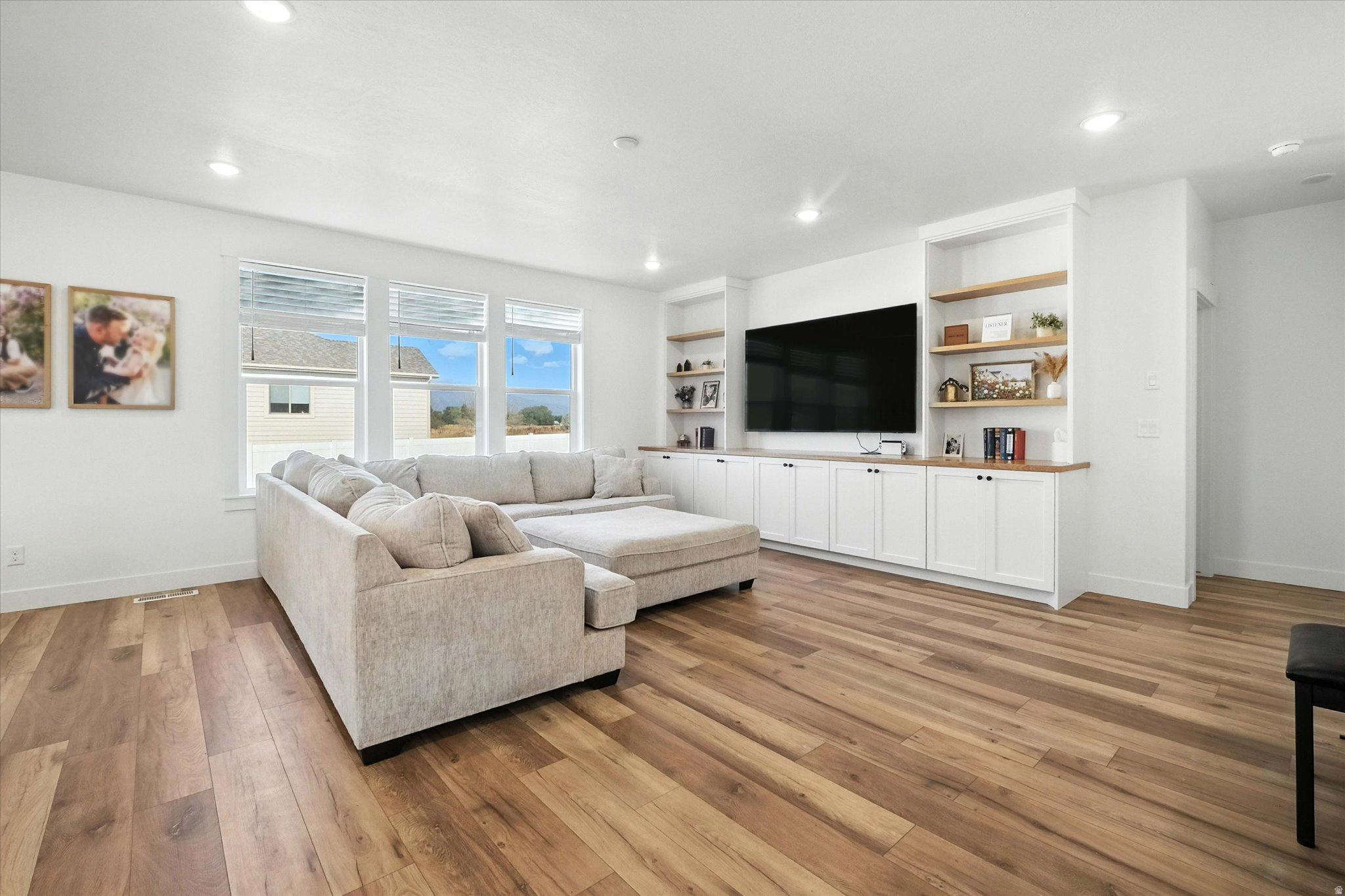 ROLLING HILLS - Residential