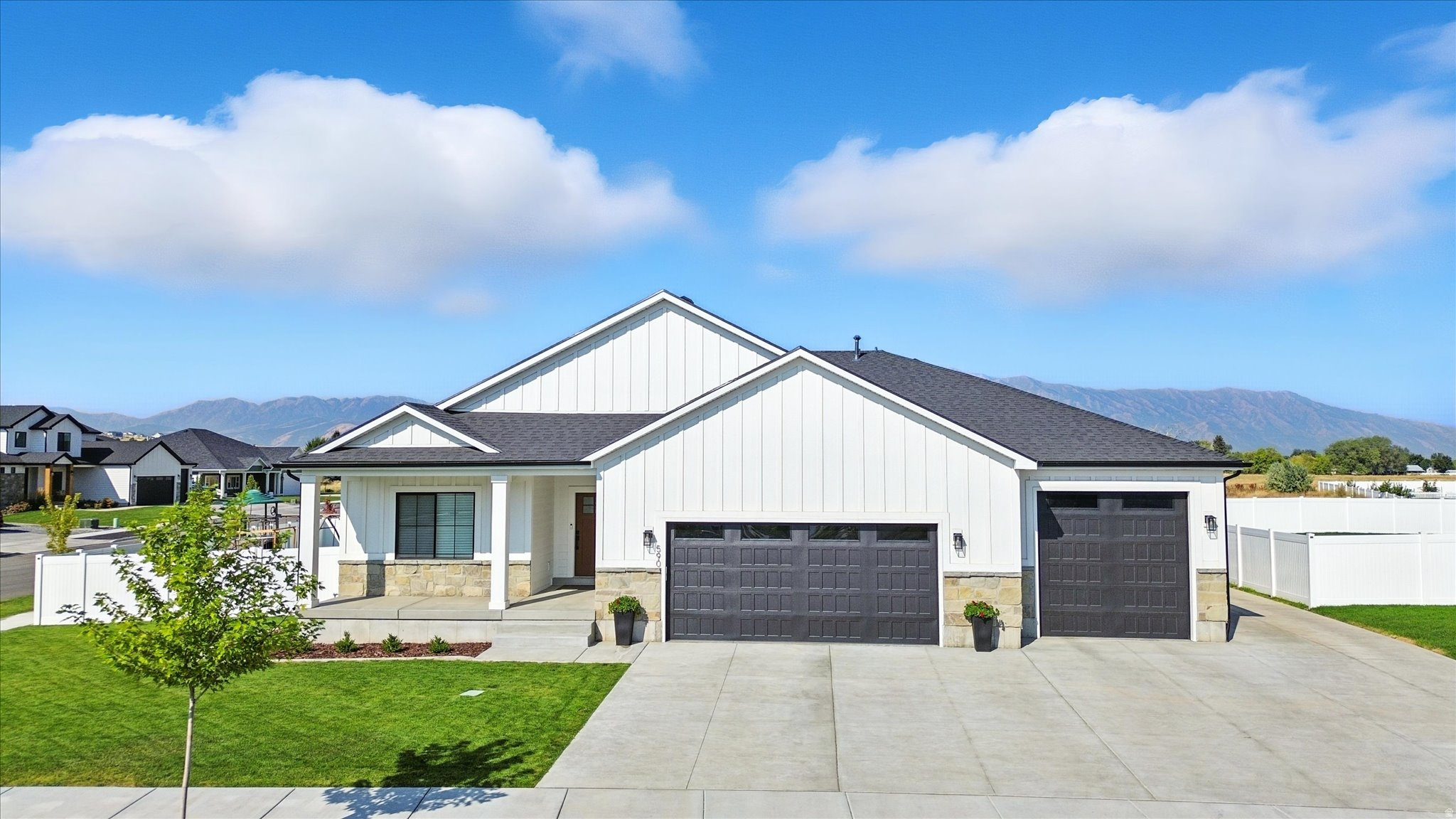 ROLLING HILLS - Residential