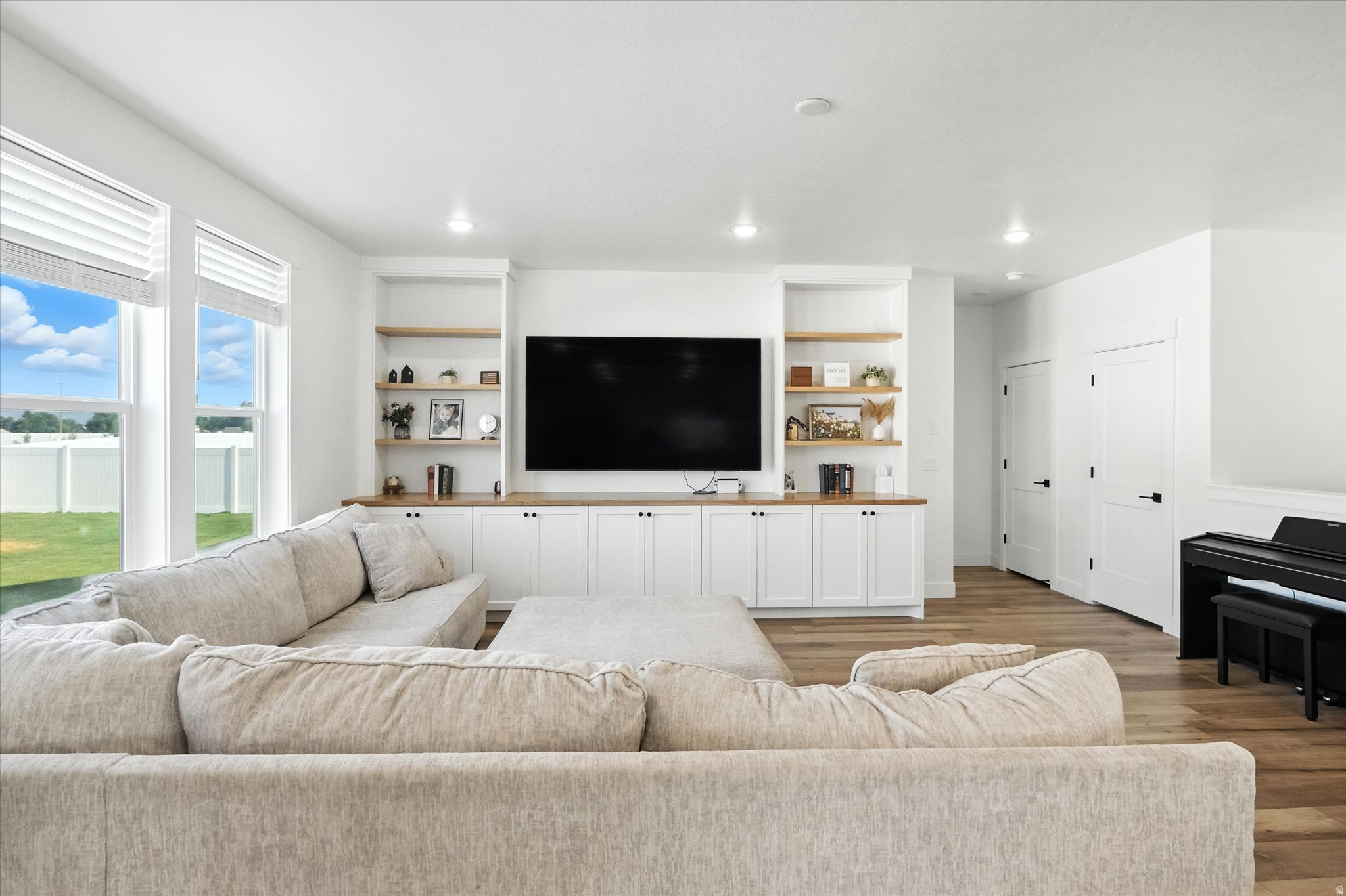 ROLLING HILLS - Residential