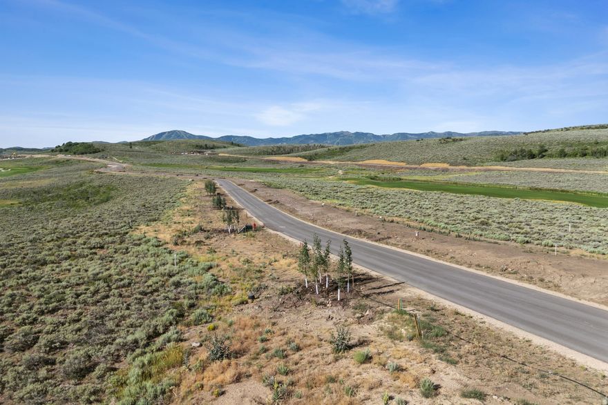 The Links Edge neighborhood in Promontory features beautiful homesites situated along the 11th, 13th and 14th Fairways at the scenic Nicklaus Painted Valley Golf Course. These homesites, located toward the southern end of the golf course, offer easy access to the Nicklaus Clubhouse which houses The Peak restaurant, fitness facilities, and The Spa at Promontory.