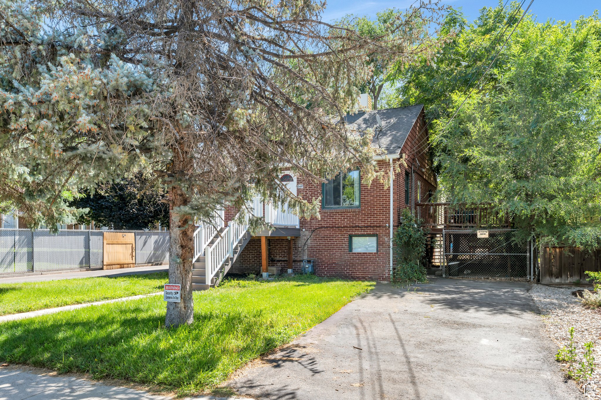 Main image without alt text