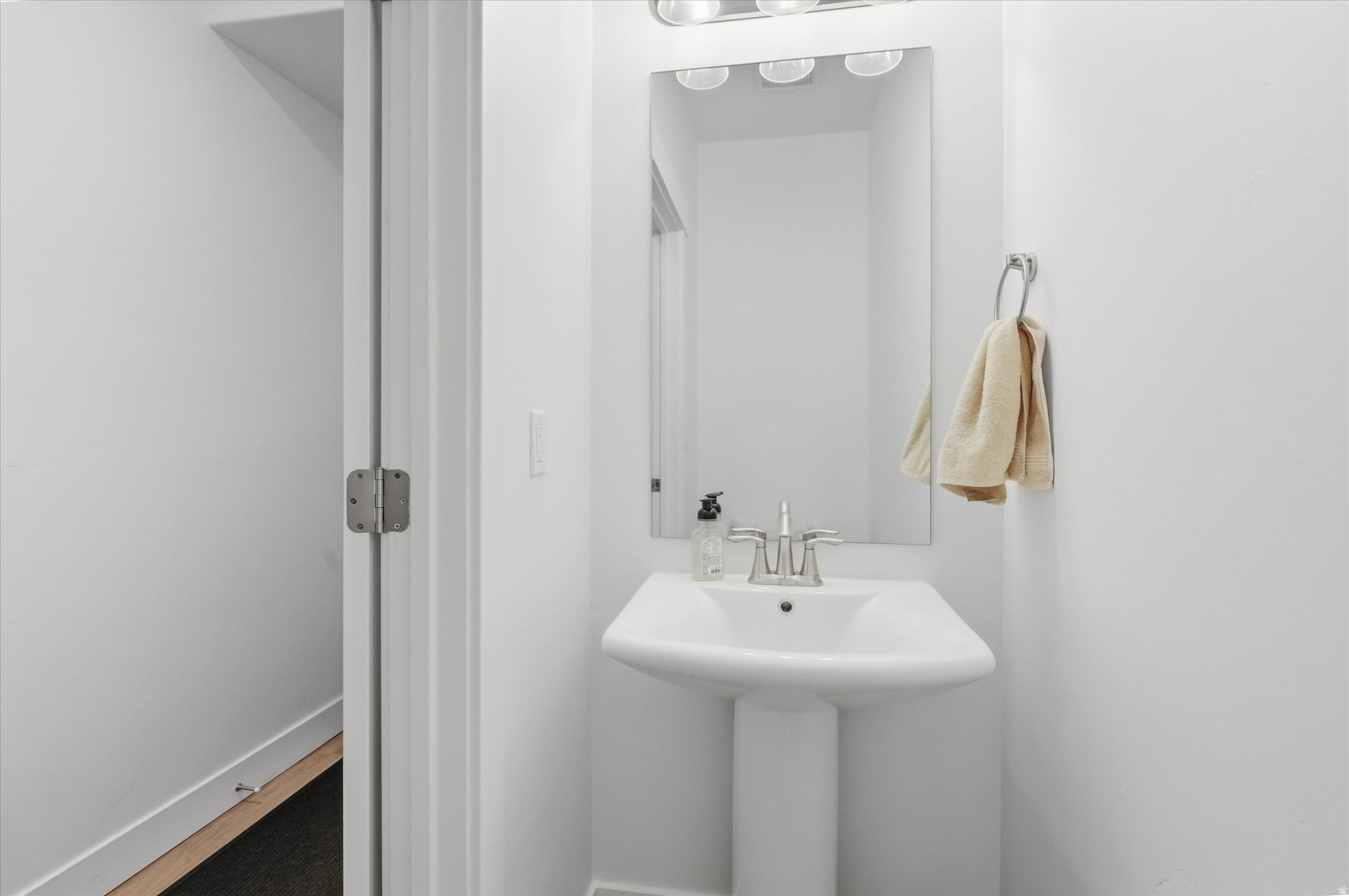 ROLLING HILLS - Residential