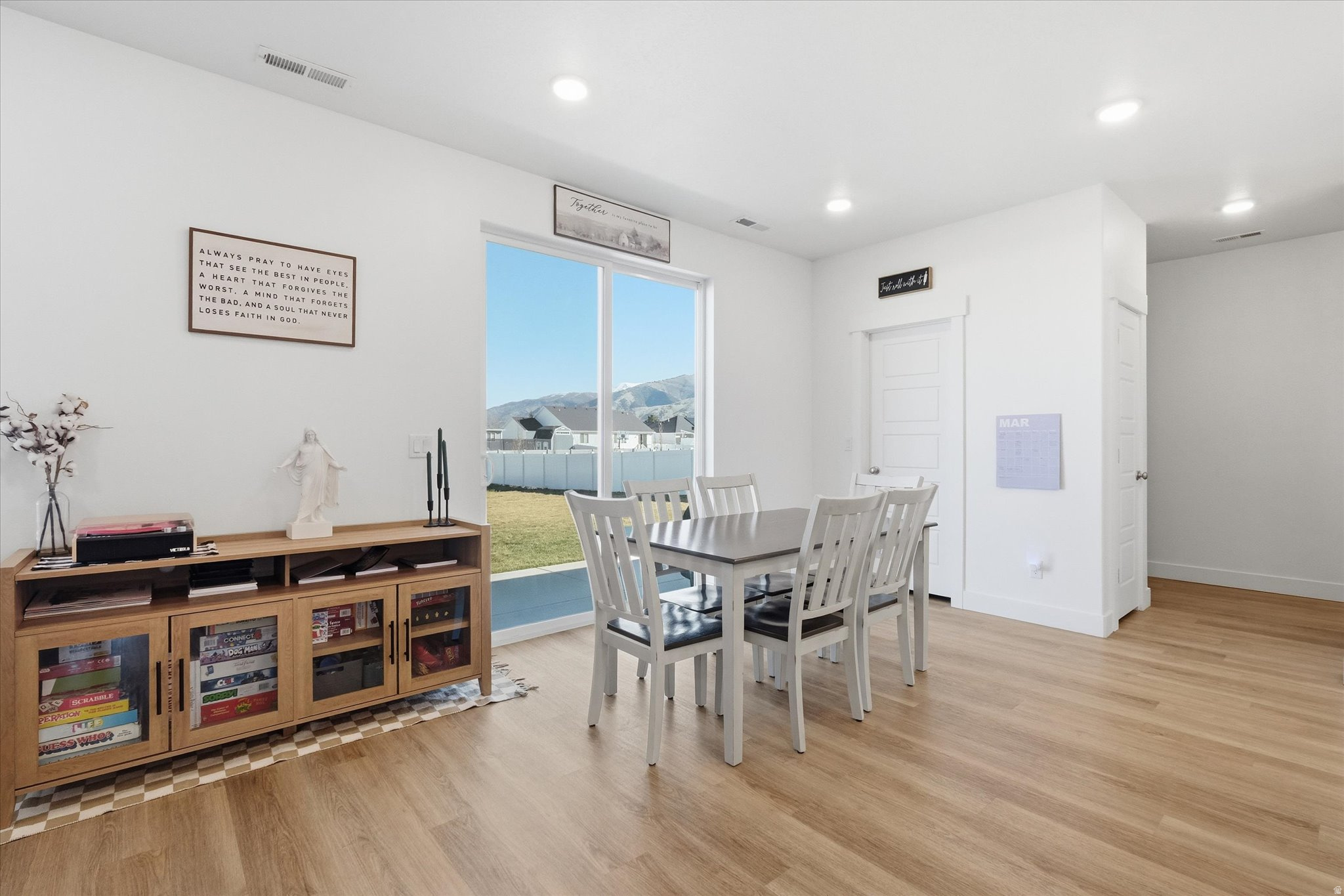 ROLLING HILLS - Residential