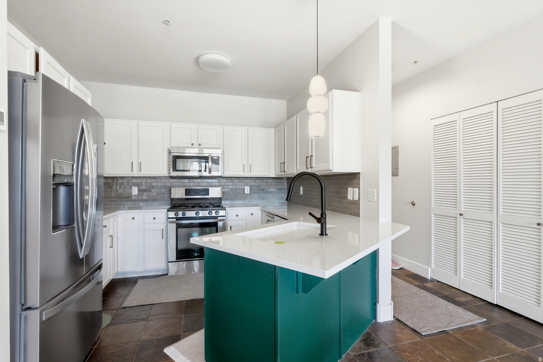 PINEBROOK POINTE CON - Residential