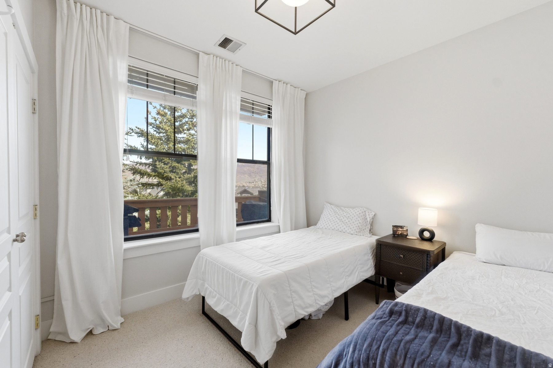 PINEBROOK POINTE CON - Residential