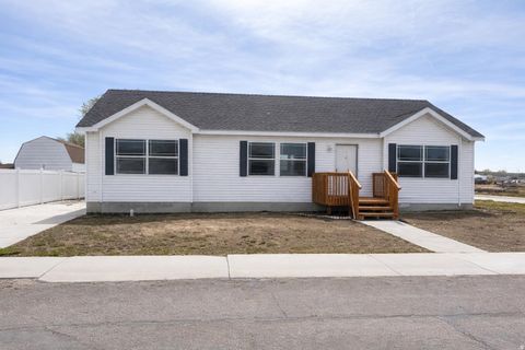 Photo of 710 ASH ST, Wellington, UT 84542 (MLS # 2147210)
