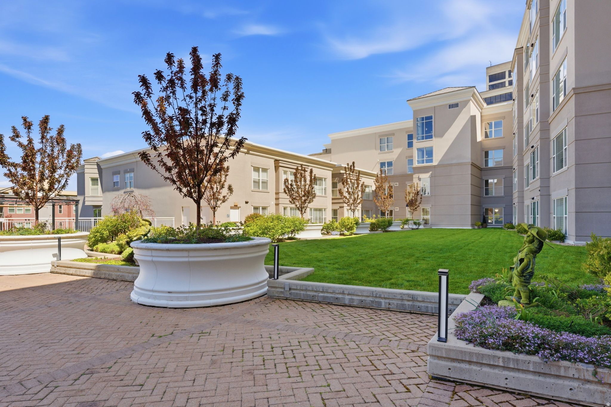 PRESIDENTIAL CLUB - Residential