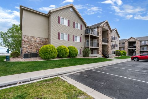 Photo of 37 W RIDGE RD, Saratoga Springs, UT 84045 (MLS # 2154113)
