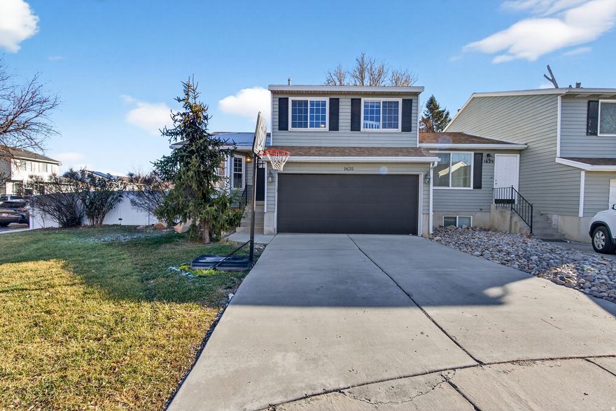 Open House - 01/17/26 @ 11am-1pm - $10,000 in seller credits with a full price offer. --- Best Twin Home in the Neighborhood. Located in a prime location with many nearby stores/groceries. Huge Corner Lot!! Make sure to see the arial shots to get a good idea of the lot size. Beautifully maintained 5 bed 2.5 bath with 2 living rooms. ------  Square footage figures and generic information are provided as a courtesy estimate only and were obtained from county records. Buyer is advised to obtain an independent measurement and verify all information.