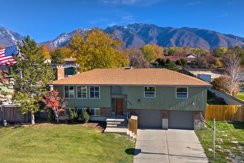 Photo of 10543 S WEEPING WILLOW DR E, Sandy, UT 84070 (MLS # 2123089)