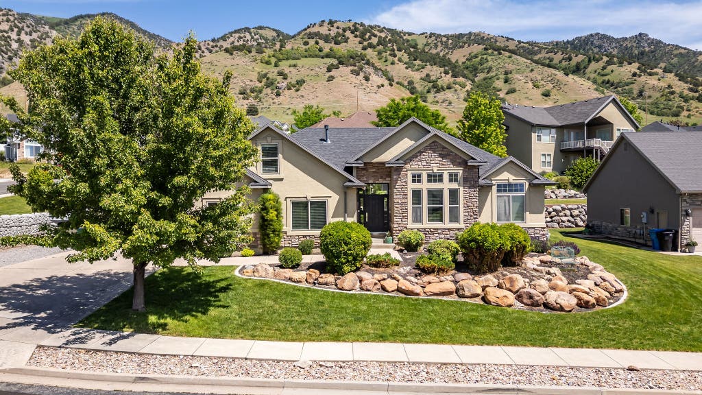 Photo of 729 EAGLE VIEW DR, Providence, UT 84332 (MLS # 2164034)