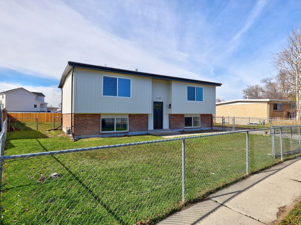 Photo of 4738 MEADOW WOOD WAY, Salt Lake City, UT 84118 (MLS # 2140907)