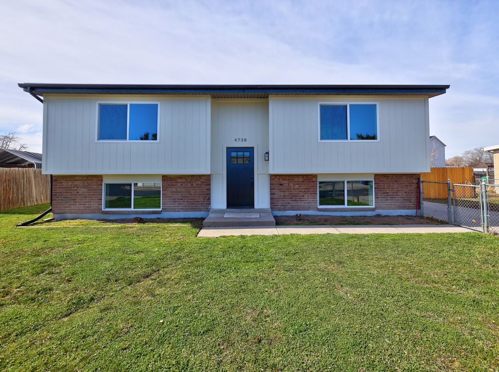 Photo of 4738 MEADOW WOOD WAY, Salt Lake City, UT 84118 (MLS # 2140907)