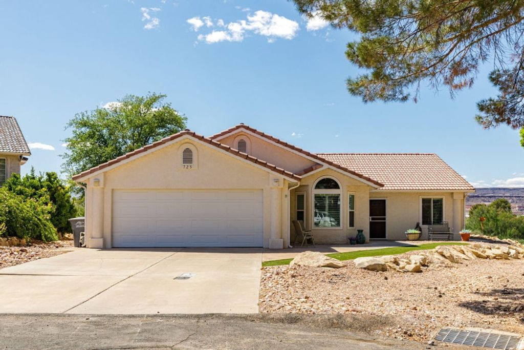 Photo of 725 E GUNLOCK CIR, Saint George, UT 84790 (MLS # 2156116)