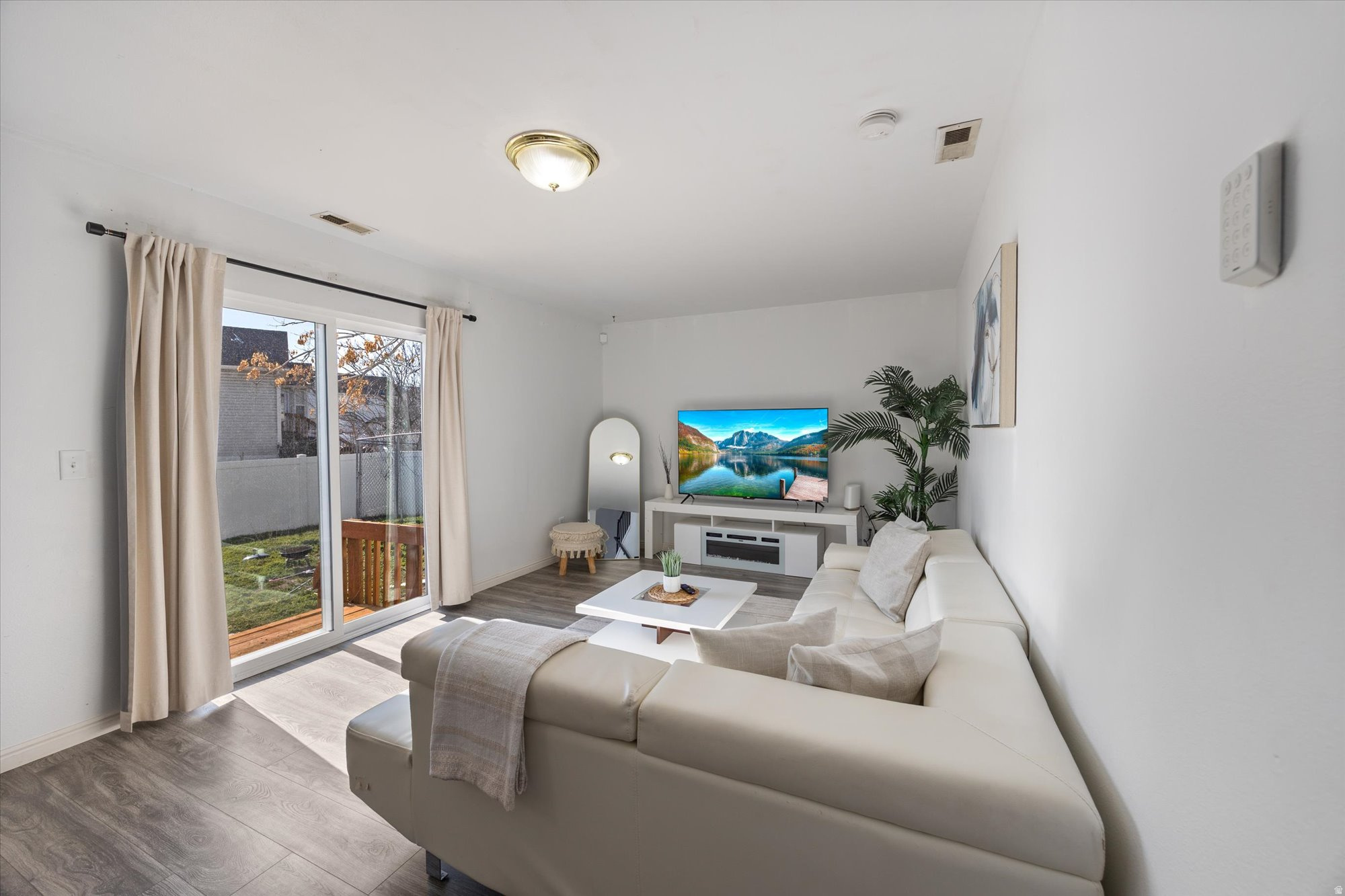 KINGS POINTE - Residential