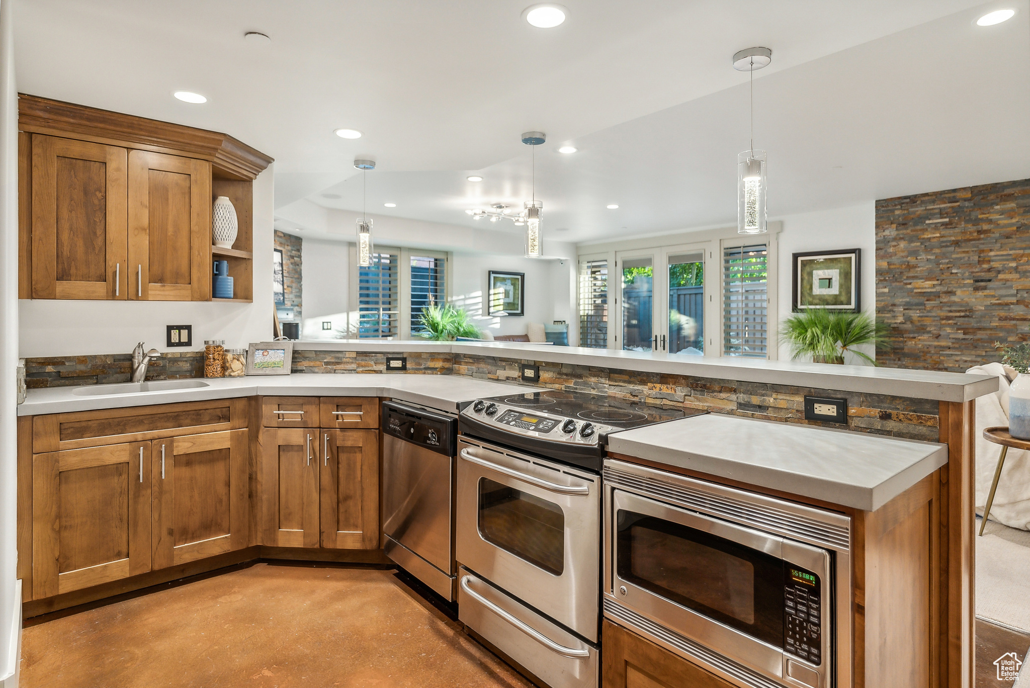 Salt Lake City, Utah 84109, United States, 5 Bedrooms Bedrooms, ,3 BathroomsBathrooms,Residential,Pending,43056