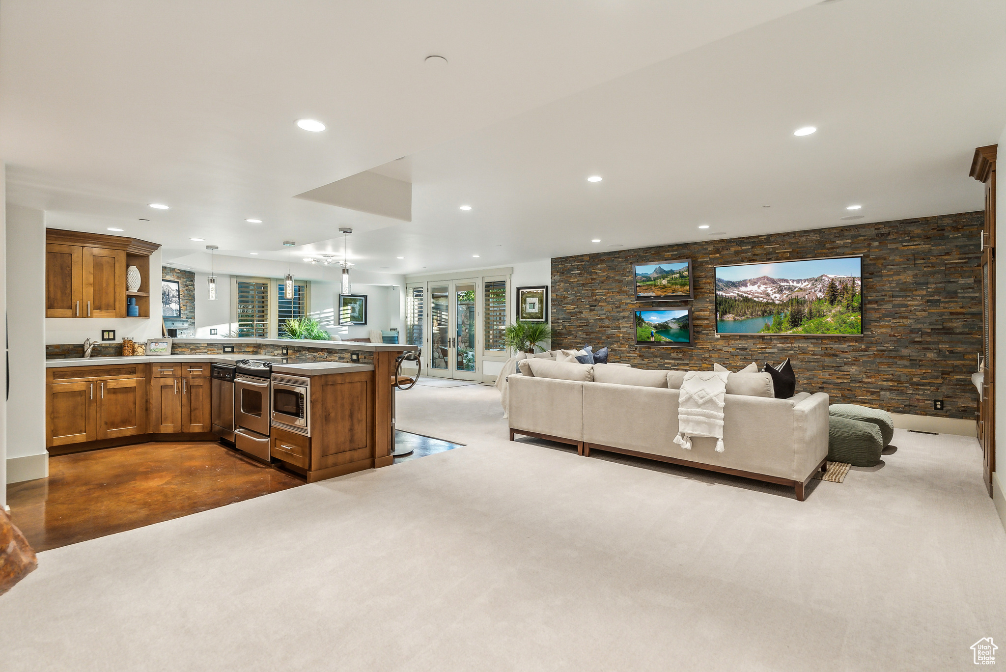 Salt Lake City, Utah 84109, United States, 5 Bedrooms Bedrooms, ,3 BathroomsBathrooms,Residential,Pending,43056