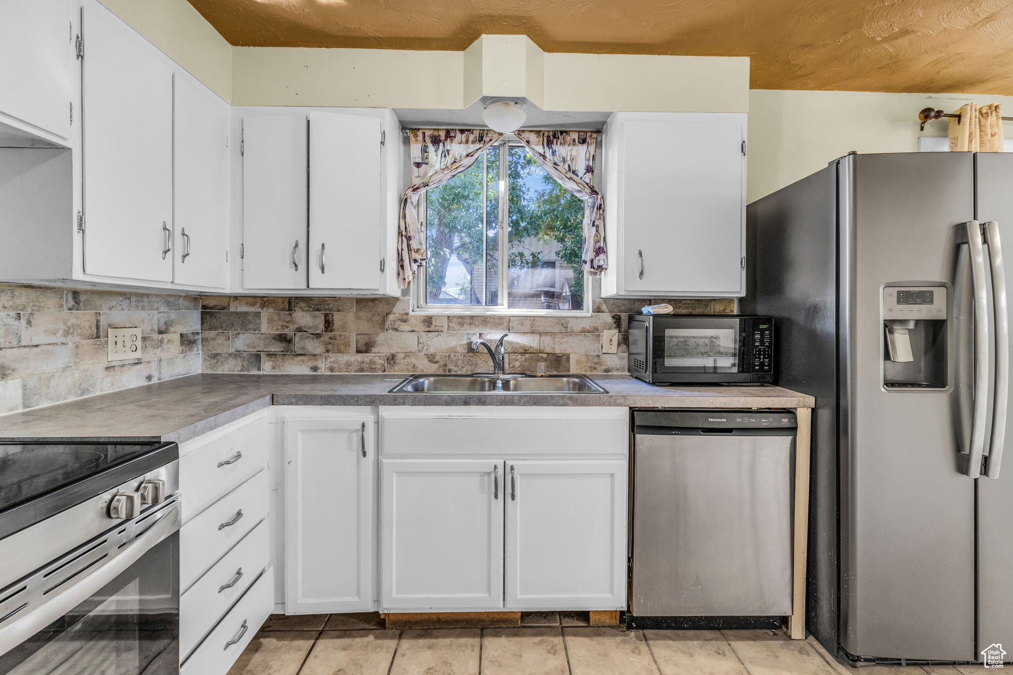 GOLDEN ACRES - Residential