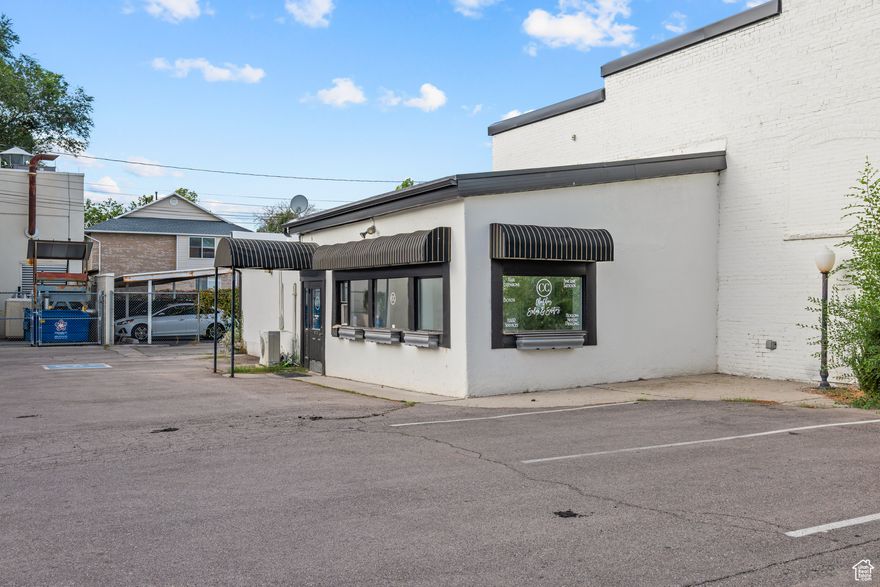 Set your beauty business in the heart of Lehi's Main Street corridor. This bright, modern salon space offers a flexible mix of private suites and booth rentals. Perfect for stylists, estheticians, PMU artists, lash & brow techs, nail techs, massage, and wellness pros. 3 private salon/office suites (ideal for PMU, aesthetics, treatment rooms) 4 booth stations with great visibility and flow Shared break room with storage; space for fridge/microwave.