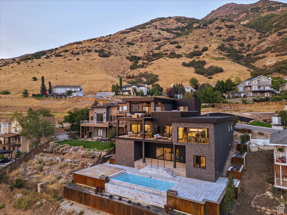 HEUGHS CANYON - Residential