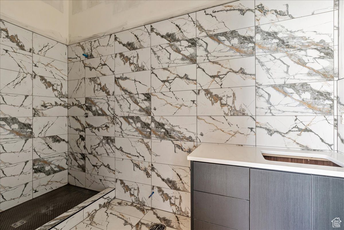 HEUGHS CANYON - Residential