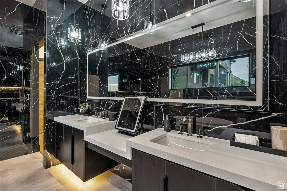 HEUGHS CANYON - Residential