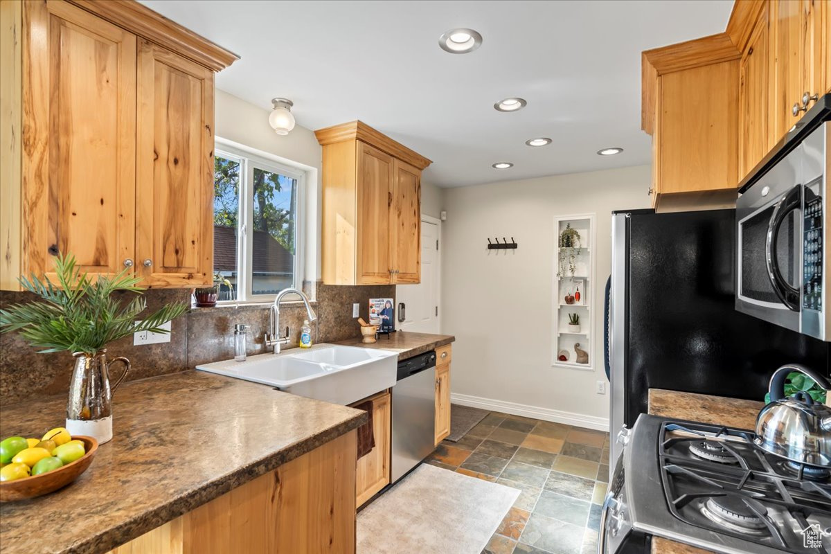 Main image without alt text