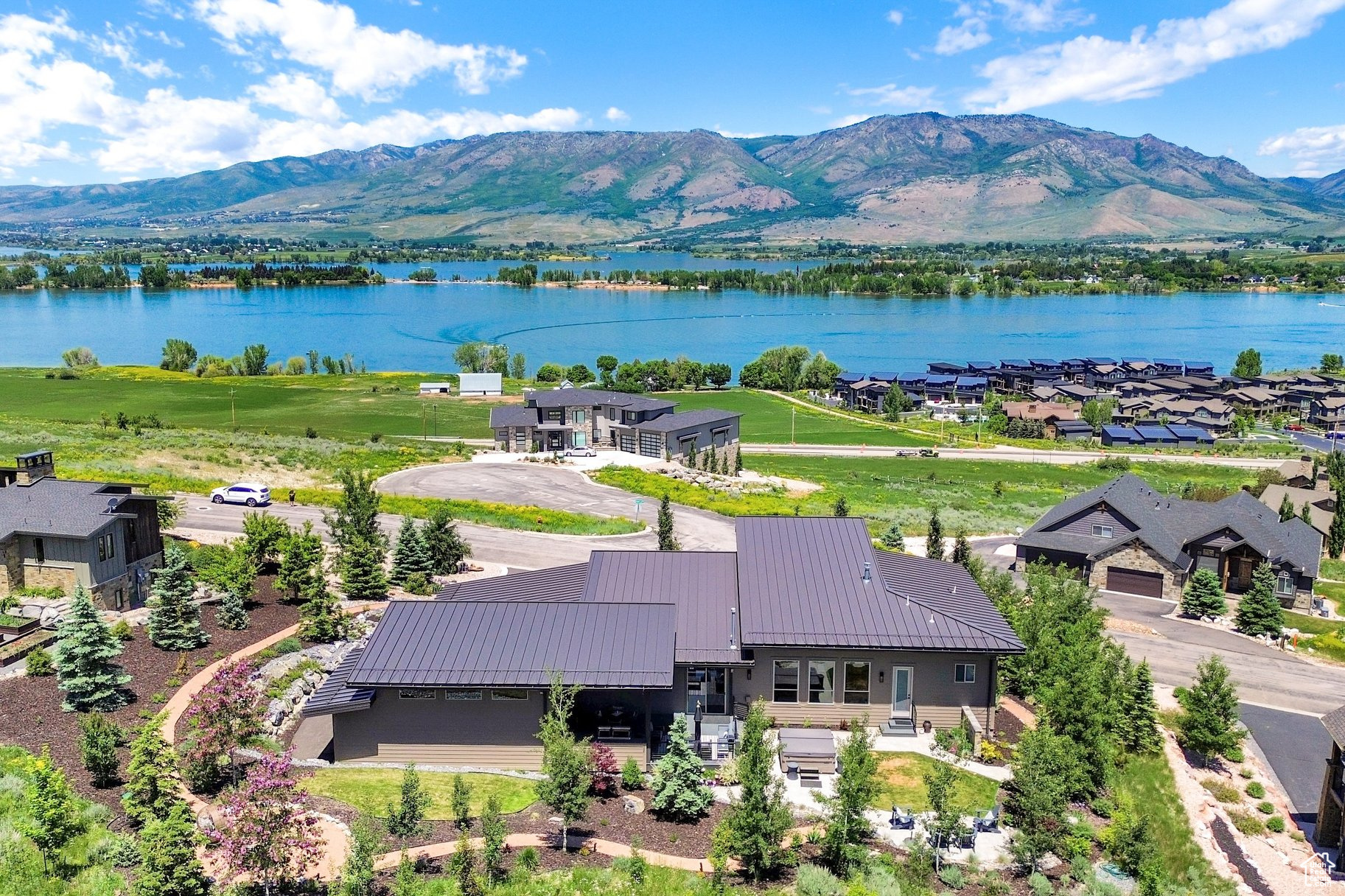 EDGEWATER CHALETS - Residential